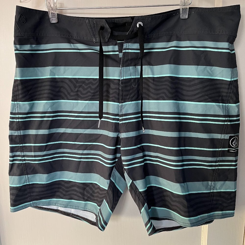 Volcom men's striped board shorts cinch fly Size 38 waist back pocket.